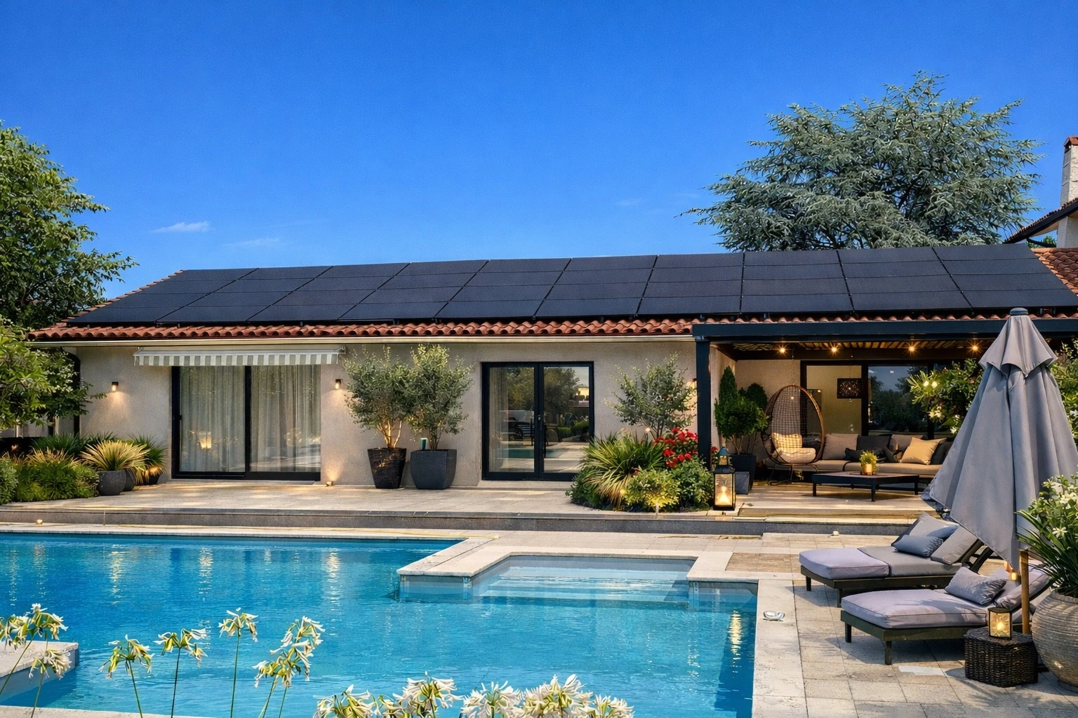 Maison moderne avec domotique énergétique et panneaux solaires en France