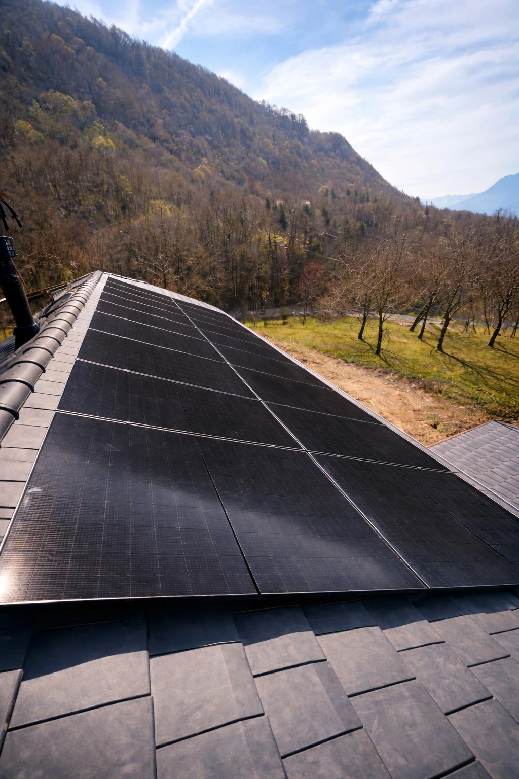 Chalet avec panneaux solaires en village alpin de France